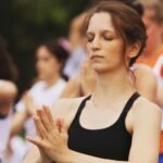 Valeria in posizione namaste